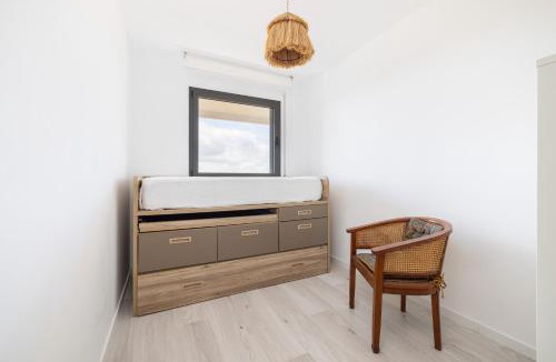 Roques Daurades Apartment | 4-Bedroom Apartment with Sea View, Large Terrace and Parking in LAmetlla de Mar