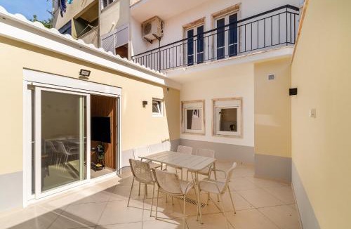 Alges Apartment | WHome Peaceful Algés Family Home away from City Noise