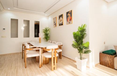 Luxus Apartment | Zeer mooi afgewerkt appartement nabij het stadion met 3 moderne slaapkamers, privé parking en 3 zwembaden