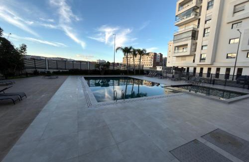 Luxus Apartment | Zeer mooi afgewerkt appartement nabij het stadion met 3 moderne slaapkamers, privé parking en 3 zwembaden
