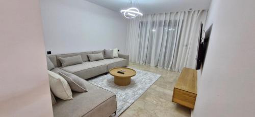 Marina Villa | Maison de luxe dans une résidence fermée avec Piscine communautaire & Free Parking,NR 63 à Marina