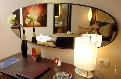 Adma wa Dafneh Hotel | Regency Palace Hotel