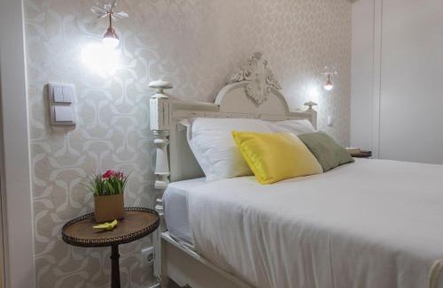 Sacramento Apartment | LovelyStay - Vintage Flat Near Santa Justa Elevator!