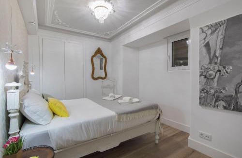 Sacramento Apartment | LovelyStay - Vintage Flat Near Santa Justa Elevator!