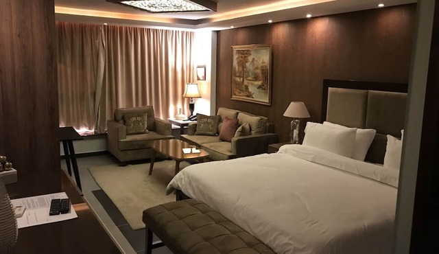 Crown Royal Hotel Tyr