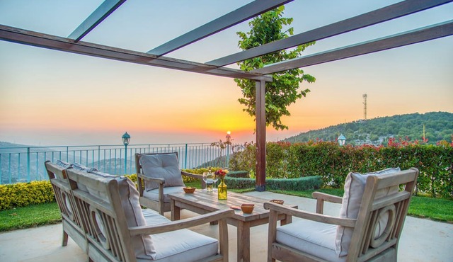 Red Oak House With Garden & Terrace in Assia, Batroun