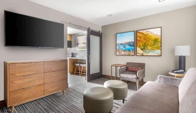 Ski Adventure! Minutes from Aerial Tramway & Gunbarrel Express! Parking, Pool! in South Lake Tahoe
