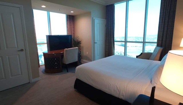 1BR Corner Penthouse Suite/Balcony 31st Floor in Las Vegas