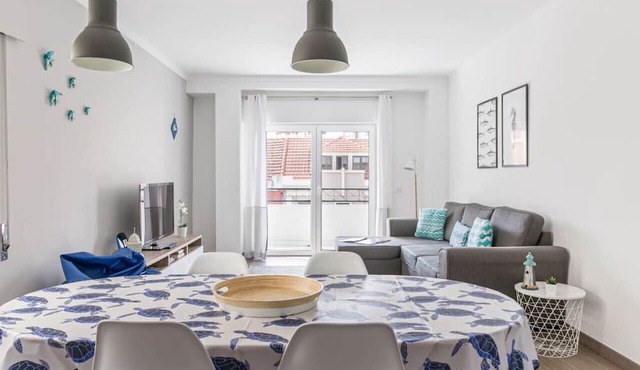 Beach Apt with Balcony - 2 min walk to the beach by Lisbeyond