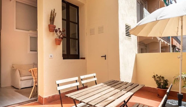 Terrace, sun and local lifestyle in Gracia