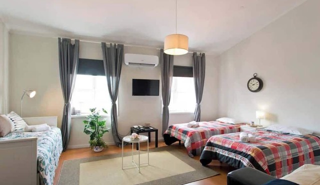 HostWise - Spacious Sunny Flat | Ace Location in Porto