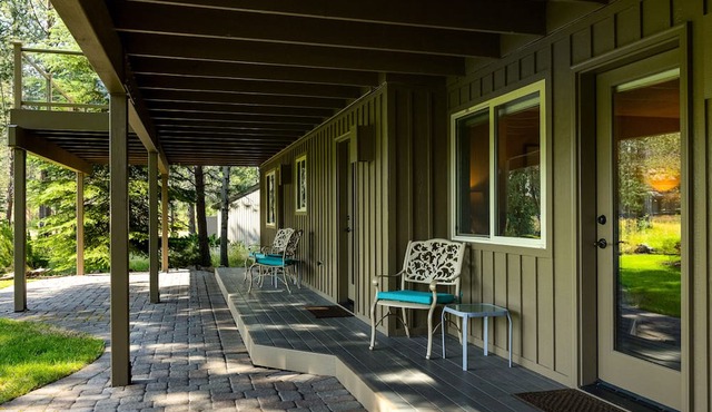 18 White Elm, 3 King Suites+Bunk Room! On 14th Green, Hot Tub, Bikes, 10 Passes in Sunriver