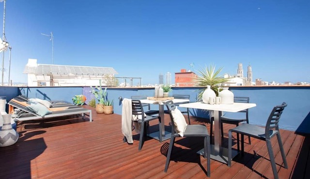 Old Town building! Roof Terrace with views!