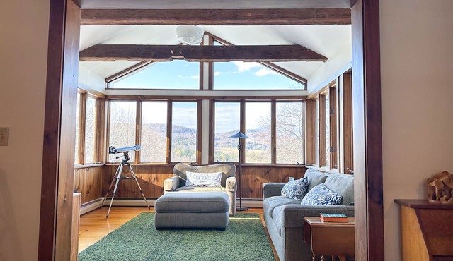 Mad Mountain Meadows - Stunning Mountain Views! in Warren