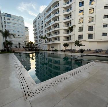 Zeer mooi afgewerkt appartement nabij het stadion met 3 moderne slaapkamers, privé parking en 3 zwembaden