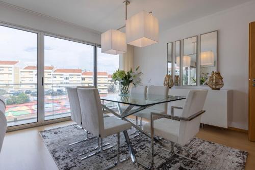 Charm 3BDR Apartment W/Balcony by LovelyStay