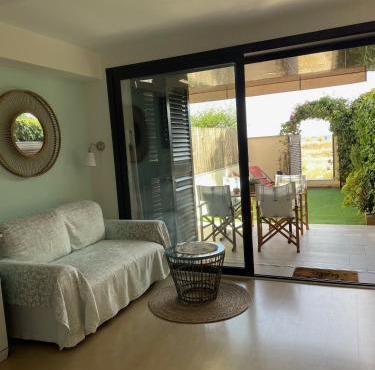 Beach flat with garden