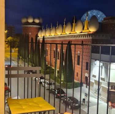 Apartamentos enfrente del Museo Dalí - Serena Stays